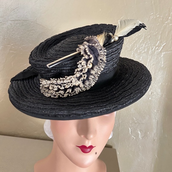 EXCEPTIONAL 1940s\' BLACK STRAW FEDORA WITH IVORY EDGED TRIM & FEATHERS main image 8